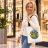Mom Bag vászontáska bevásárlás közben modellen