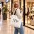 Mom Bag vászontáska modellen bevásárlás közben elegáns fekete NAW felirattal